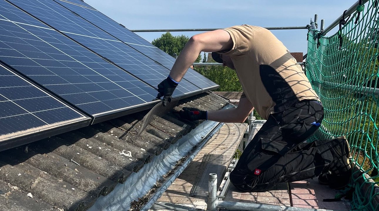 Montage der Taubenabwehr für Solaranlagen